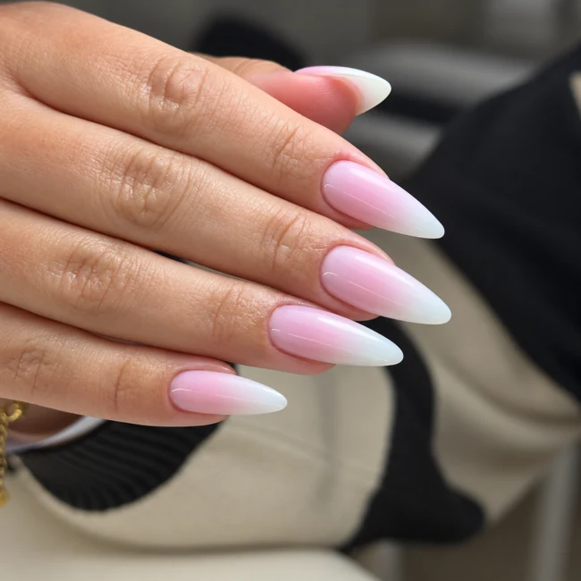 Detail van een verzorgde roze manicure