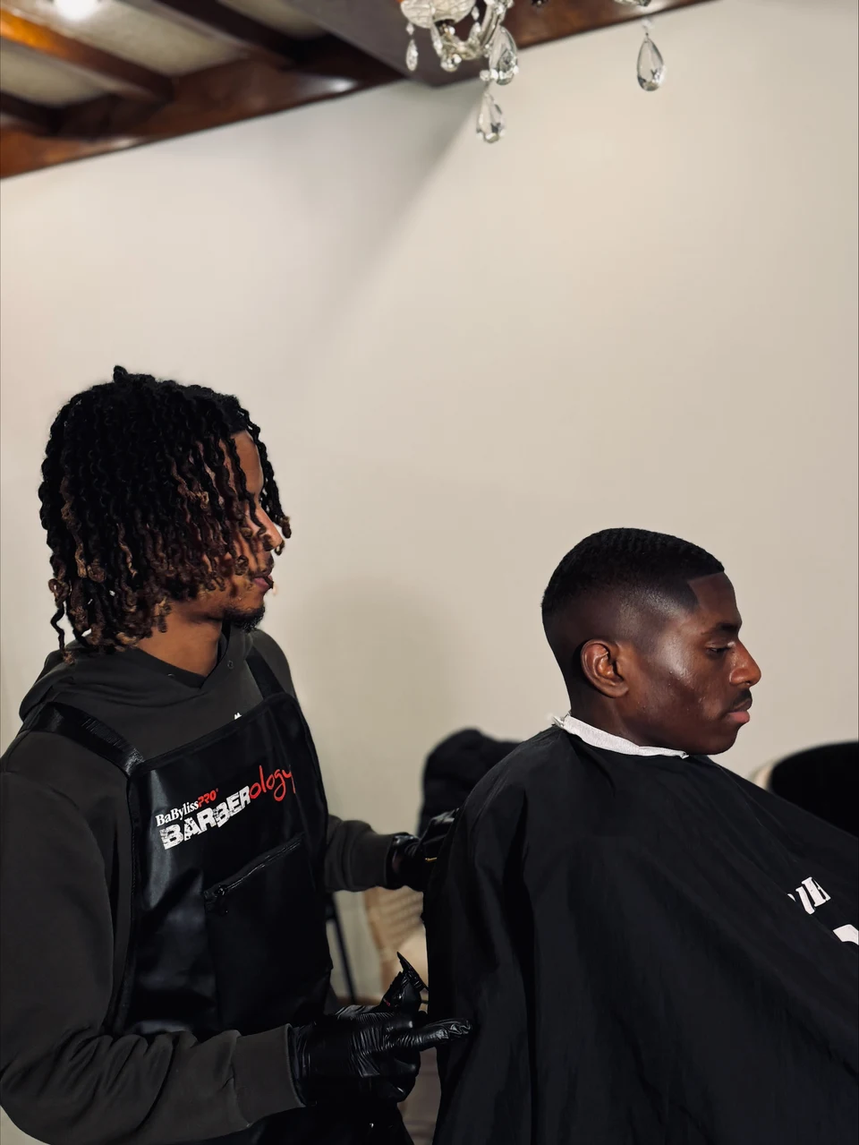Blessbinho aan het werk in zijn barbershop