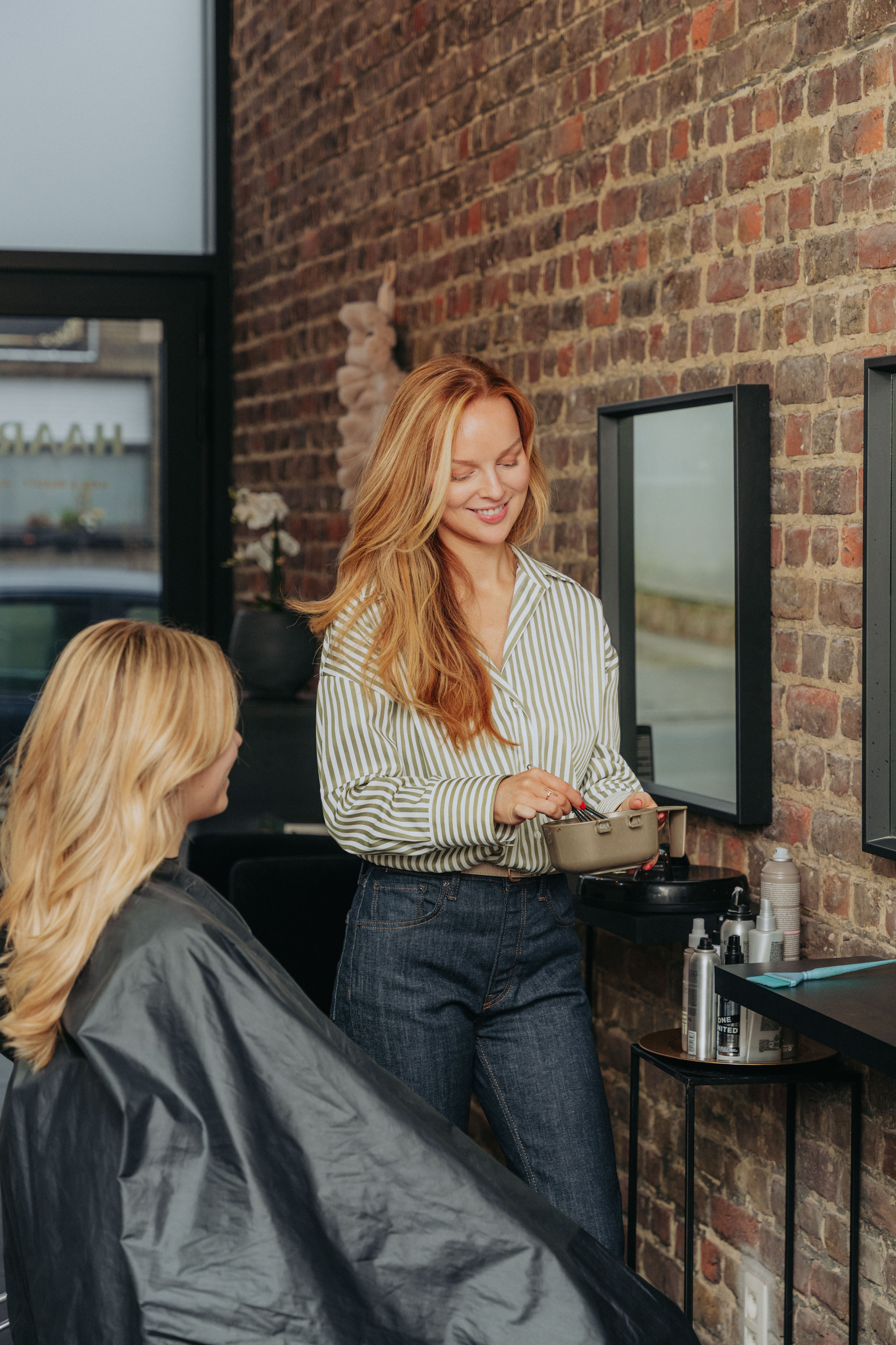 Kelly aan het werk in haar kapsalon